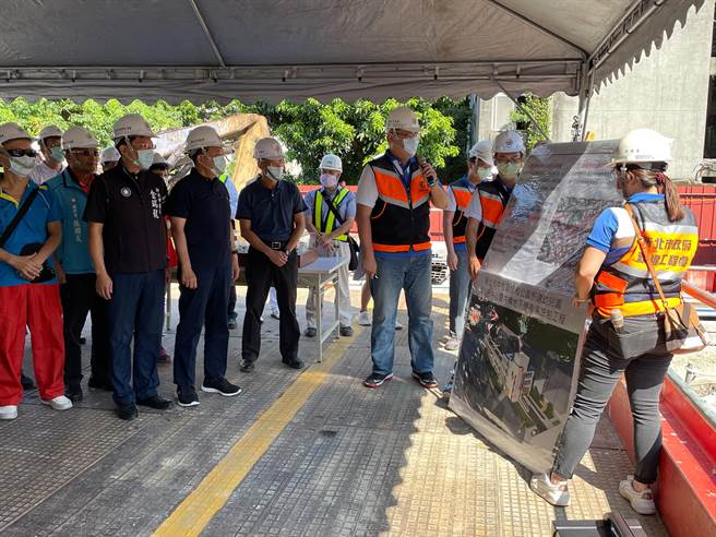 新北市中和區自強游泳池因使用率低改建為佳和公園，市府斥資5億6800餘萬元興建多目標綜合大樓，市長侯友宜今（26）日上午視察工程進度。（葉書宏攝）