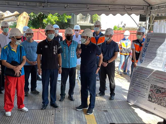新北市中和區自強游泳池因使用率低改建為佳和公園，市府斥資5億6800餘萬元興建多目標綜合大樓，市長侯友宜今（26）日上午視察工程進度。（葉書宏攝）