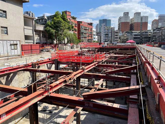 新北市中和區自強游泳池因使用率低改建為佳和公園，市府斥資5億6800餘萬元興建多目標綜合大樓，市長侯友宜今（26）日上午視察工程進度。（葉書宏攝）