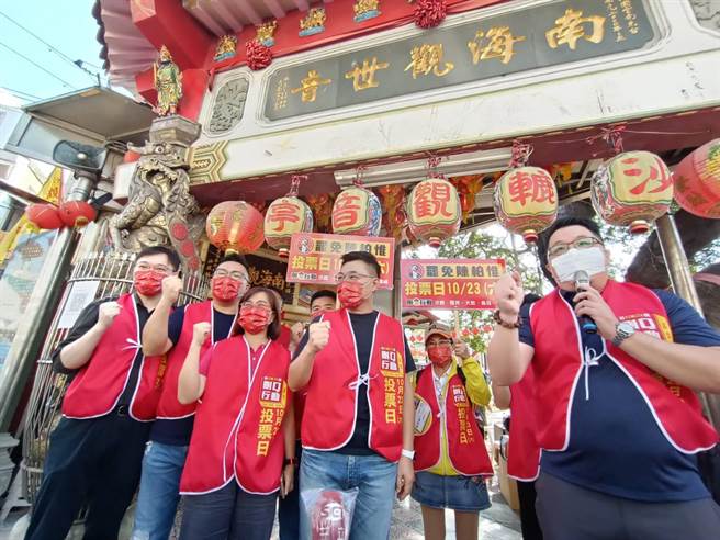 删Q罢免总部26日早上在沙鹿市场口举行罢免陈柏惟街头宣讲活动，包括国民党主席江启臣等均出席助讲。（陈淑娥摄）