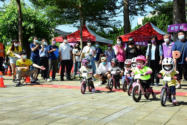 26日彰化县政府举办「彰化i运动110年国民体育日－SHOW出女力健康促进」活动，县长王惠美现身为活动揭幕，表扬推动社会体育有功人员。（吴建辉摄）