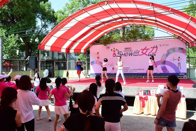 活动现场也请来有氧天王潘若迪，在现场与所有女力一起互动。（吴建辉摄）