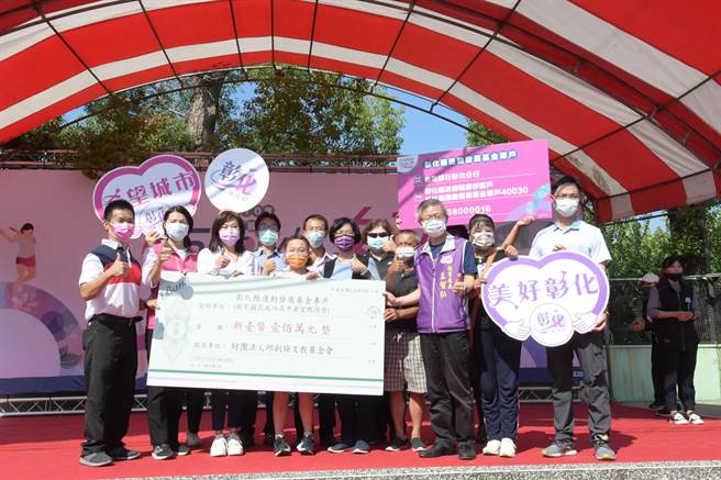 「财团法人邱创焕文教基金会」率先响应，由基金会董事长邱佩琳代表捐款，指定奖助获选110年度总统教育奖的举重好手，成功高中体育班黄宜甄同学。（吴建辉摄）
