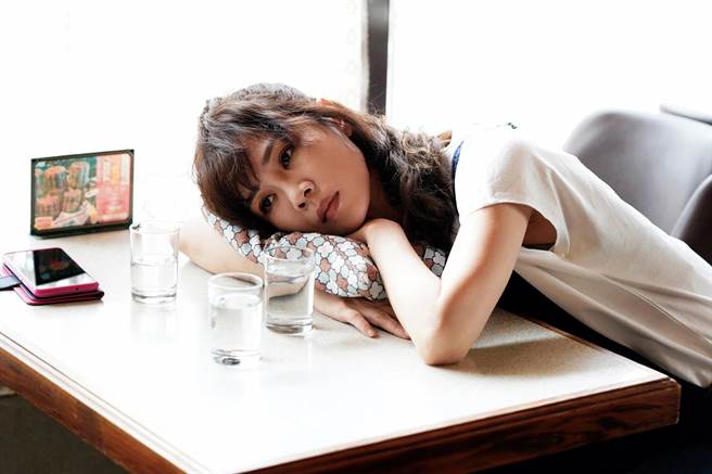 谢盈萱剧中想挽回旧爱。华视、CATCHPLAY提供