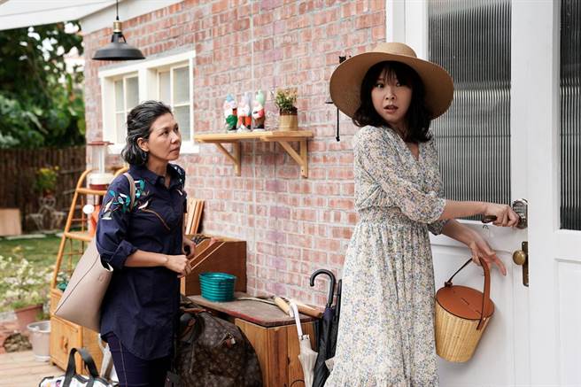 于子育（左）和天心演出逗趣。华视、CATCHPLAY提供