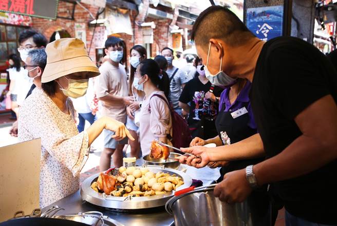 400万份的好食券目前名额只剩下40万7,031份。图为民眾买小吃。(陈俊吉摄)