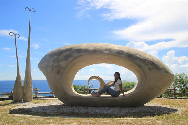 东海岸知名打卡景点「石门双心」因地震倒塌，网友发文嘆「心碎了」。如今，全新艺术装置「能量之地」公开亮相，也代表开始重生。（丰滨乡公所提供／王志伟花莲传真）
