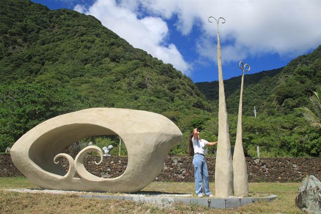东海岸全新艺术装置「能量之地」亮相，以钢筋、铁网、水泥、田土等材质完成，代表开始重生，乡公所希望游客驻足停留拍照，感受大自然之美。（丰滨乡公所提供／王志伟花莲传真）