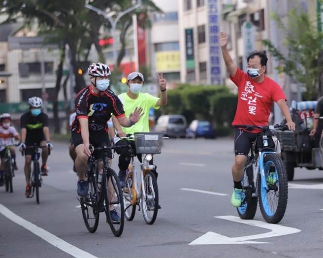 台中市议员谢志忠26日与野孩子野跑协会创办人徐铂森，揪跑友与车友清晨五点半，展开「寻找丰原史奴比」活动。（台中市议员谢志忠服务处提供／卢金足台中传真）