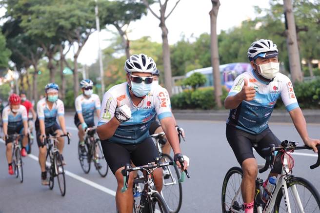 车友酷帅开骑，用双轮「踩」出史努比。（台中市议员谢志忠服务处提供／卢金足台中传真）