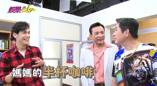 眾人抢当陈美凤儿子。（民视提供）