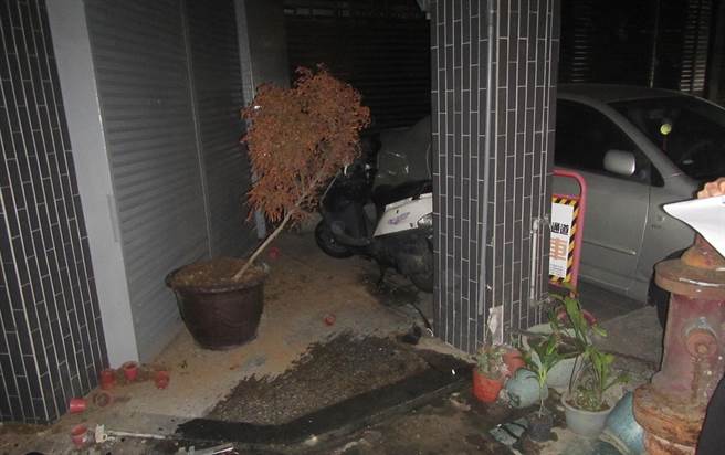 被兩輛車衝撞的民宅門前一片狼藉。(民眾提供／林欣儀台中傳真)