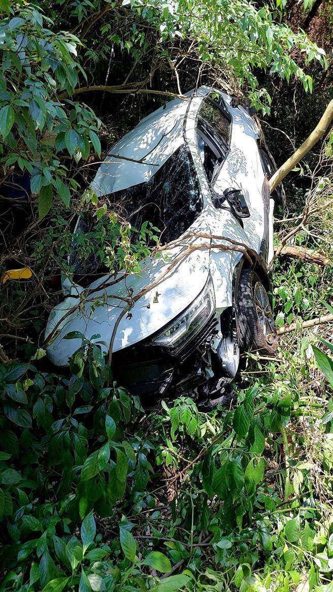 劉姓駕駛今天中午駕車在紗帽路附近發生意外，車上3人受傷送醫。（圖／李文正翻攝）