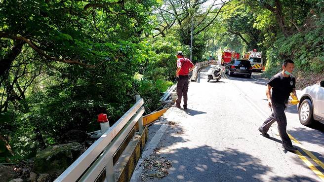 劉姓駕駛載父母出遊在紗帽路發生意外。（圖／李文正翻攝）