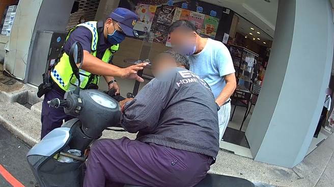 61歲翁姓男子疑因中暑癱軟，還念念不忘最愛的飲料，員警暖心掏腰包送上一杯。(警方提供／林欣儀台中傳真)