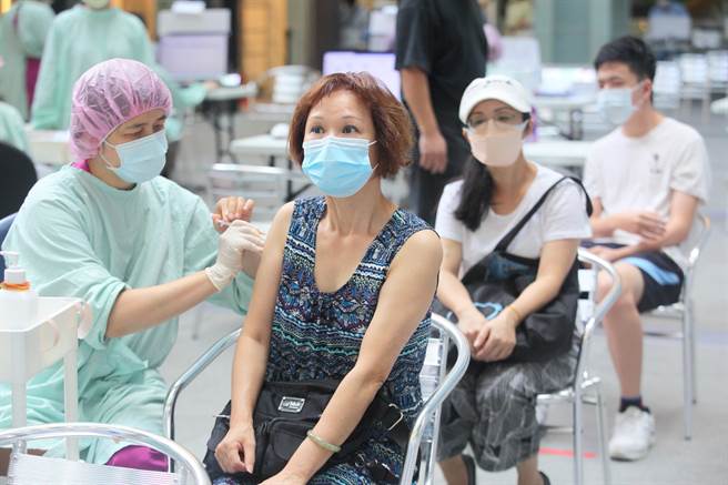 流感疫苗10月起分两阶段开打，指挥中心提醒，与新冠疫苗应间隔7天。（图／示意图，记者张铠乙摄影）