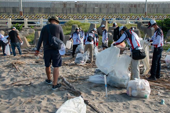 台中港北堤海钓示范区营运届满2周年，钓客今天前往现场进行净滩。（陈淑娥摄）