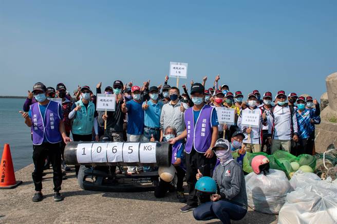 立法院副院长蔡其昌等人一同参与盛事，并于净滩活动后宣布，台中港北堤未来将免费开放钓鱼。（陈淑娥摄）