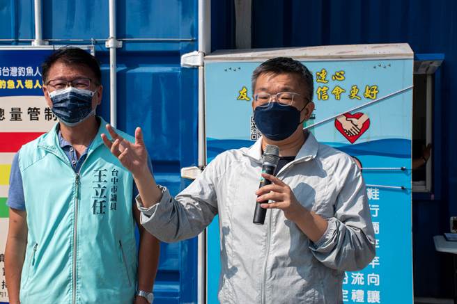 立法院副院长蔡其昌等人一同参与盛事，并于净滩活动后宣布，台中港北堤未来将免费开放钓鱼。（陈淑娥摄）