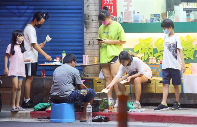 台灣中秋連假後疫情目前看起來平穩，陳時中表示仍要觀察兩周，明天將公布鬆綁措施。（圖／示意圖，記者張鎧乙攝影）