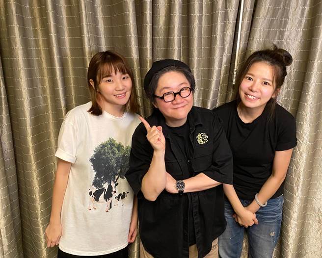 鄭心慈與經紀人日前一起上電台節目分享心情。（《幕前幕後偷偷看》提供）