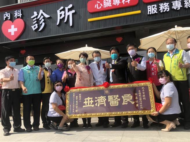 李聪明内科诊所开业，政坛人物都在祝贺并合照。（程炳璋摄）