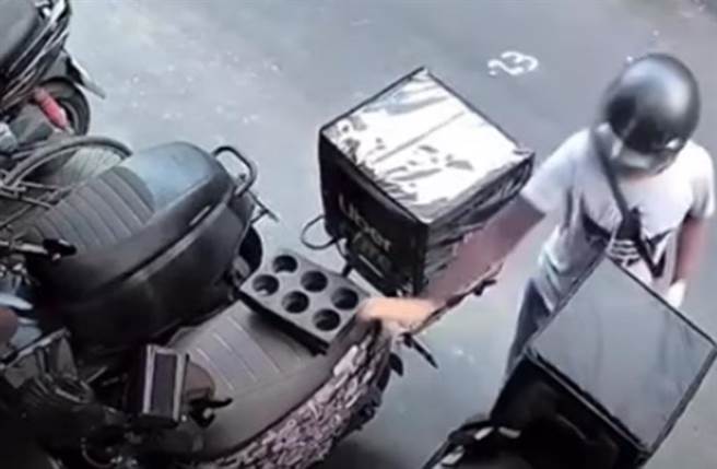 ubereats外送员被监视器拍下偷同行装备。（截自YouTube影片）