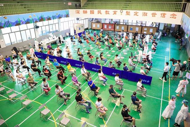 台中榮總提醒接種疫苗後要注意身體狀況，如有胸悶、胸痛、心悸、呼吸困難、急促等症狀要快速就醫。（盧金足攝）