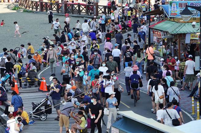 指揮中心指揮官陳時中表示，與病毒共存是心理建設，行政單位目標清零，但強調戴口罩是有必要的。(黃世麒攝)
