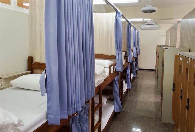 华山教育农园的宿舍大幅整修，寝具都换新，加了床帘。（周丽兰摄）