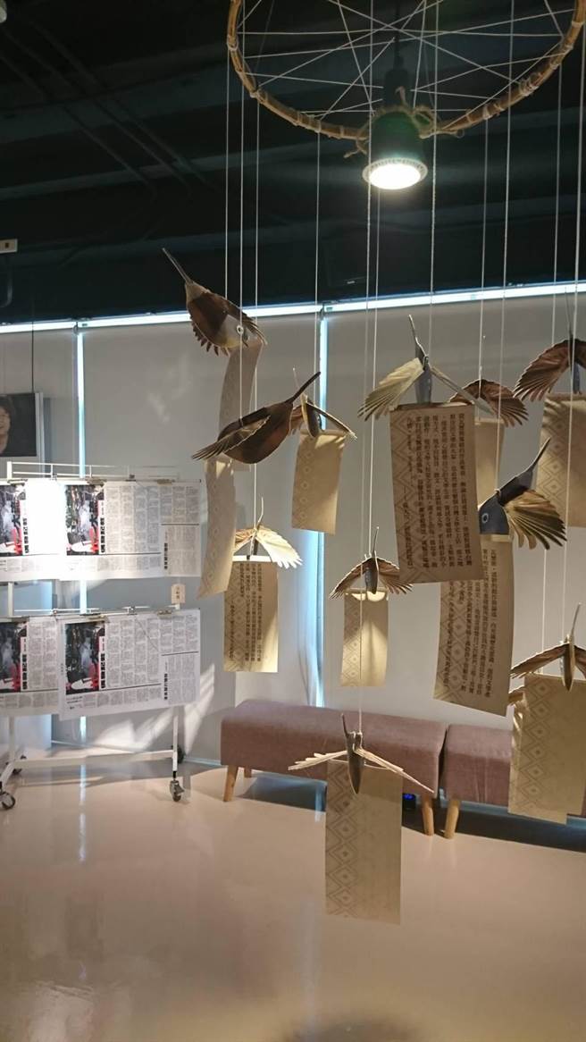 台中作家典藏馆现正举办「瓦歷斯．诺干特展」，展场中有占卜鸟及瓦歷斯报，相当吸睛。(文化局提供／林欣仪台中传真)