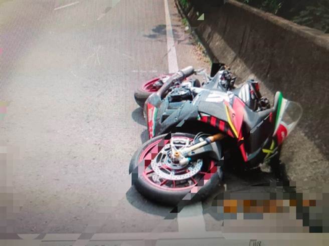 羅姓男大生騎重機過彎時不慎自撞。(民眾提供／曹婷婷台南傳真)