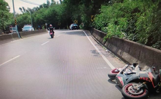 羅姓男大生騎重機過彎時不慎自撞。(民眾提供／曹婷婷台南傳真)