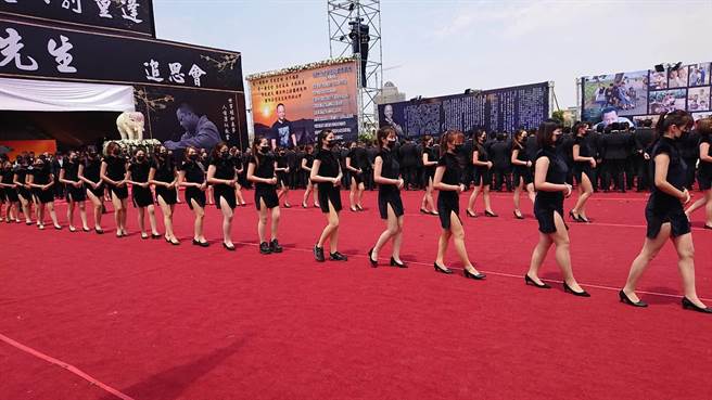 台南市殯葬業者證實，近日不少酒店小姐轉求職禮儀招待。（程炳璋攝）