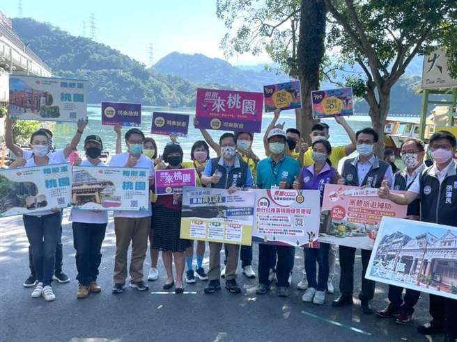 桃园市长郑文灿到石门水库搭游艇宣传桃园观光振兴。（吕筱蝉摄）