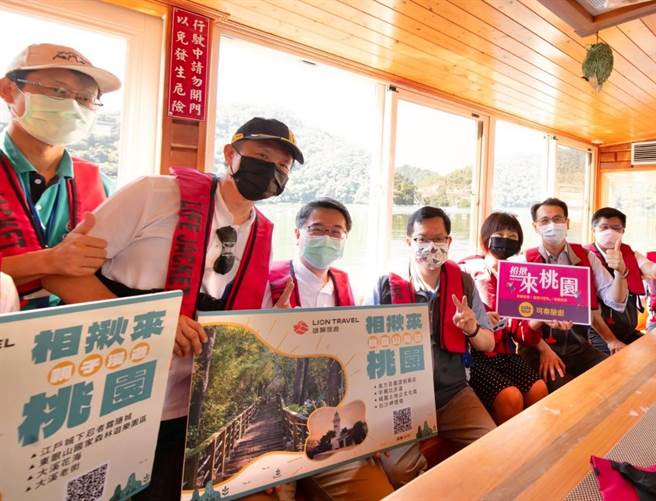 桃园市长郑文灿到石门水库搭游艇宣传桃园观光振兴。（吕筱蝉摄）