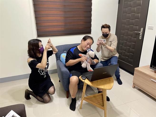 台南市刑大幹員拍攝「剩悲宅男與詐騙女王的愛情故事」趣味反詐宣導短片。（台南市刑大提供／劉秀芬台南傳真）