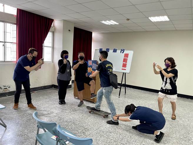 台南市刑大幹員拍攝「剩悲宅男與詐騙女王的愛情故事」趣味反詐宣導短片。（台南市刑大提供／劉秀芬台南傳真）