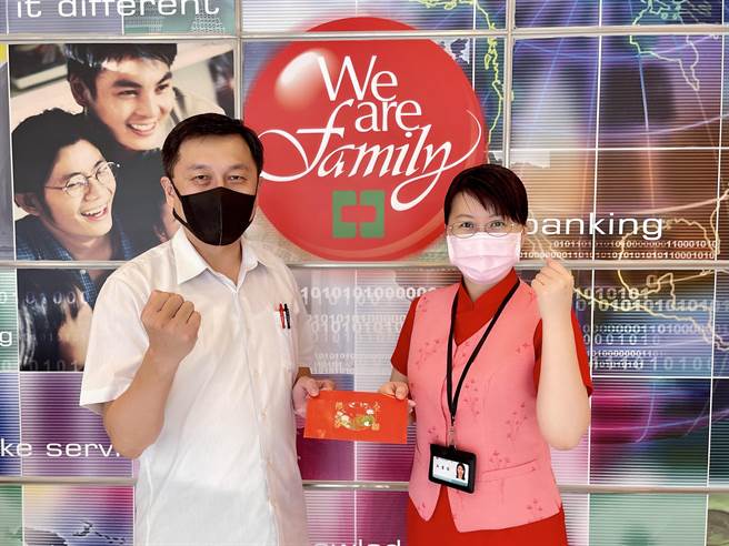 台南市刑大大隊長林宏昇（左）表揚攔阻詐騙有功的中國信託銀行經理吳書琴。（台南市刑大提供／劉秀芬台南傳真）