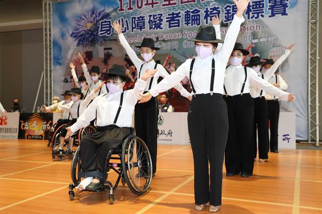 110年全国会长杯身心障碍者轮椅舞蹈锦标赛今天在嘉义县棒棒积木饭店举行，来自全台各地的舞者展现精彩舞姿。（张亦惠摄）