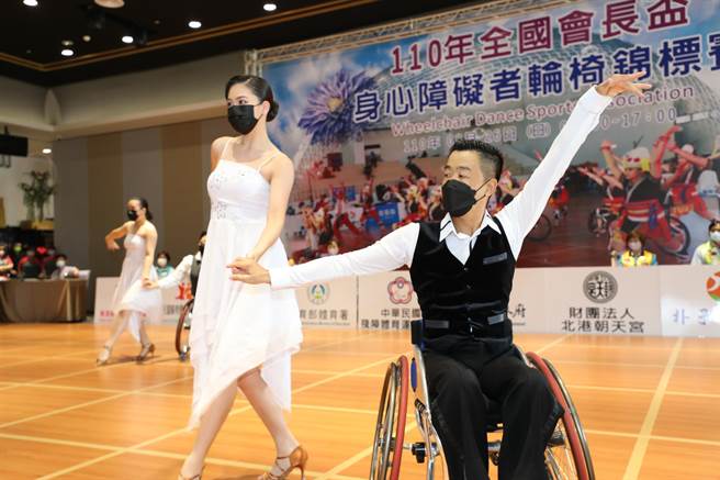 110年全国会长杯身心障碍者轮椅舞蹈锦标赛今天在嘉义县棒棒积木饭店举行，来自全台各地的舞者展现精彩舞姿。（张亦惠摄）