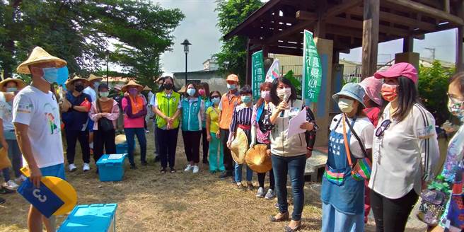台湾美化协会清扫志工与在地志工近百人26日于后壁菁寮老街扫街美化环境。（后壁区公所提供／刘秀芬台南传真）