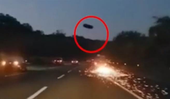 国道惊见前车爆胎喷火花车轮喷飞。(图／读者提供)