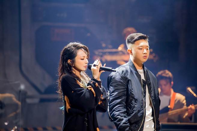 Faye詹雯婷（左）与Yappy合唱〈Lydia〉。（大嘻哈时代提供）