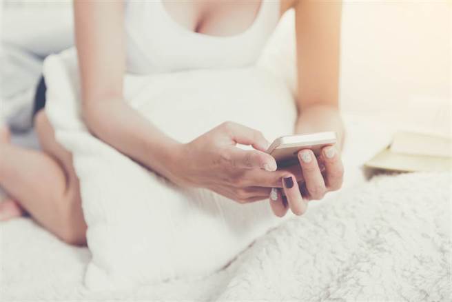 女网友玩交友软体，分享约炮男7种特徵。（示意图／Shutterstock）