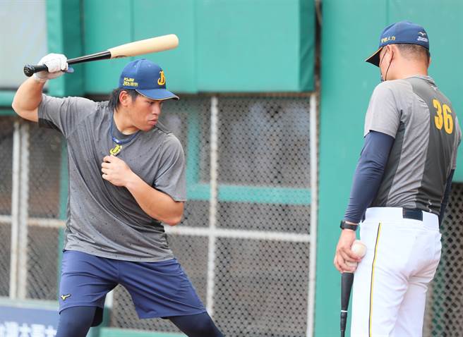 中信兄弟曾颂恩手受伤下二军。（陈怡诚摄）