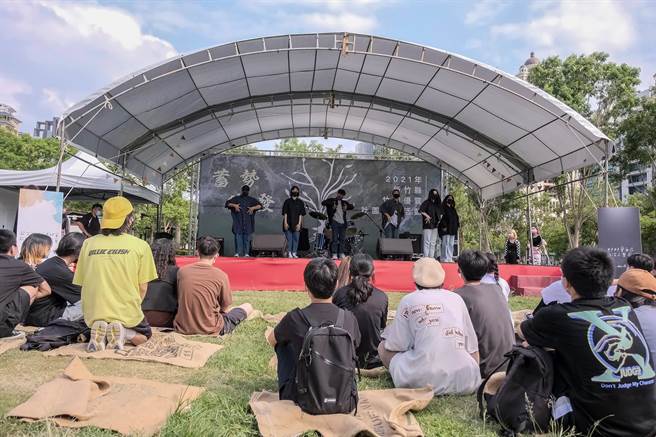 新竹县竹青优质社团展演在竹北水圳公园热闹演出，让同学们再次登上舞台挥洒青春。（罗浚滨摄）