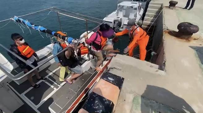 澎湖海巡隊及岸巡隊聯手救援擱淺的馬來西亞籍遊艇。（海巡署提供／陳可文澎湖傳真）