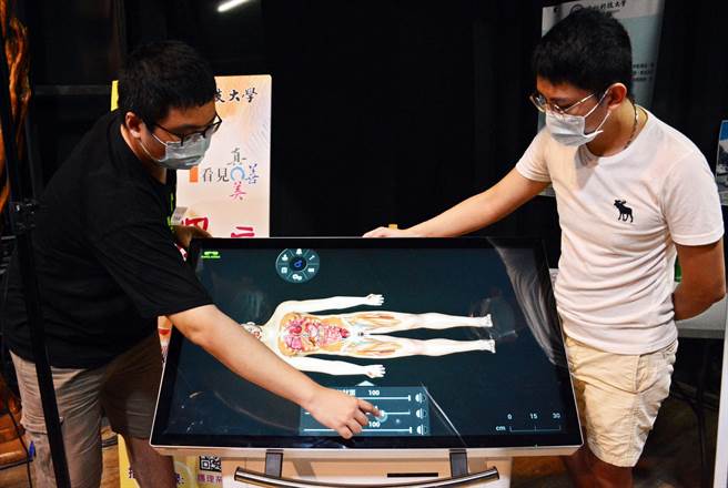 大仁科大護理系引進3Ｄ虛擬大體解剖，透過科技就能輕鬆掌握人體構造。（林和生攝）