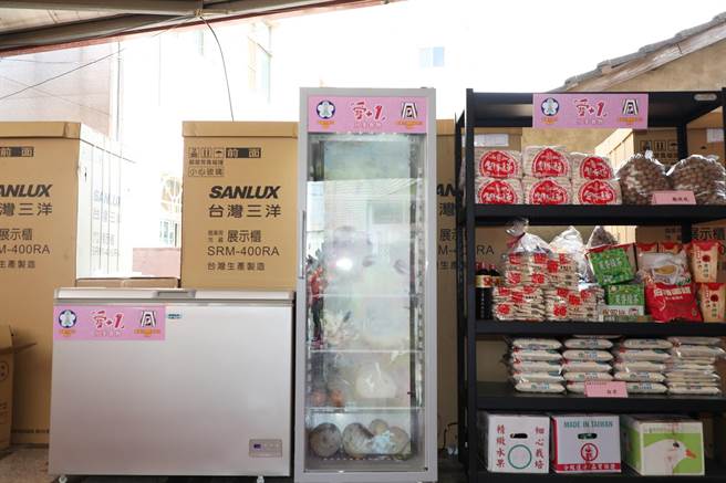 嘉義市何庄社區的惜食冰箱服務站，配置有冰箱、冷凍櫃及置物架。（張亦惠攝）